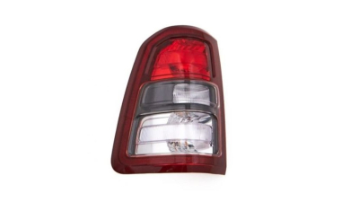Stop spate lampa RAM 1500, 01.2018-, partea stanga, TYC, Tip=USA; P27/7W+PWY24W+W16W; rosu-fumuriu; cu prize bec; Omologare: SAE; fara marcaj "RAM", modele 1500