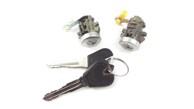 Set yale inchidere Mazda 323 (Bj), 1998-12.2000, cu chei, cu 2 butuci blocare usa, stanga/dreapta, fata, 825D-58490,