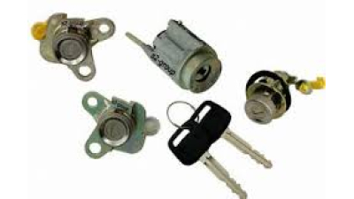 Set yale inchidere Toyota Corolla (E11), 1998-2001 Sedan, cu chei, cu 2 butuci blocare usa, cu buton de eliberare, cu blocare aprindere, 69005-1E140,