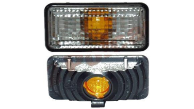 Lampa semnalizare aripa Volkswagen Vento 01.1992-10.1995 GOLF III (1H) (HB + ESTATE+CABRIO) 08.1991-04.1995 Seat TOLEDO I (1L) 05.1991-03.1995 IBIZA/CORDOBA (6K) 05.1993-08.1995 BestAutoVest partea Dreapta/ Stanga fumuriu